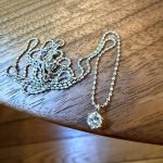 collier or blanc